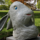 In 2016, the Princess Ingrid Alexandra Sculpture Park opened as part of the celebration of The King and Queen's 25th anniversary. It contains sculptures for children - designed by children. "Rabbit in trouble" by Emma Hansen was one of the first contributions to be inculded in the park. Photo: Liv Osmundsen, the Royal Court.